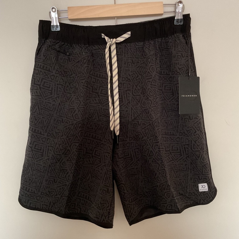 7 Diamonds Printed Core Active 8" Short Sz S Gray Performance NWT